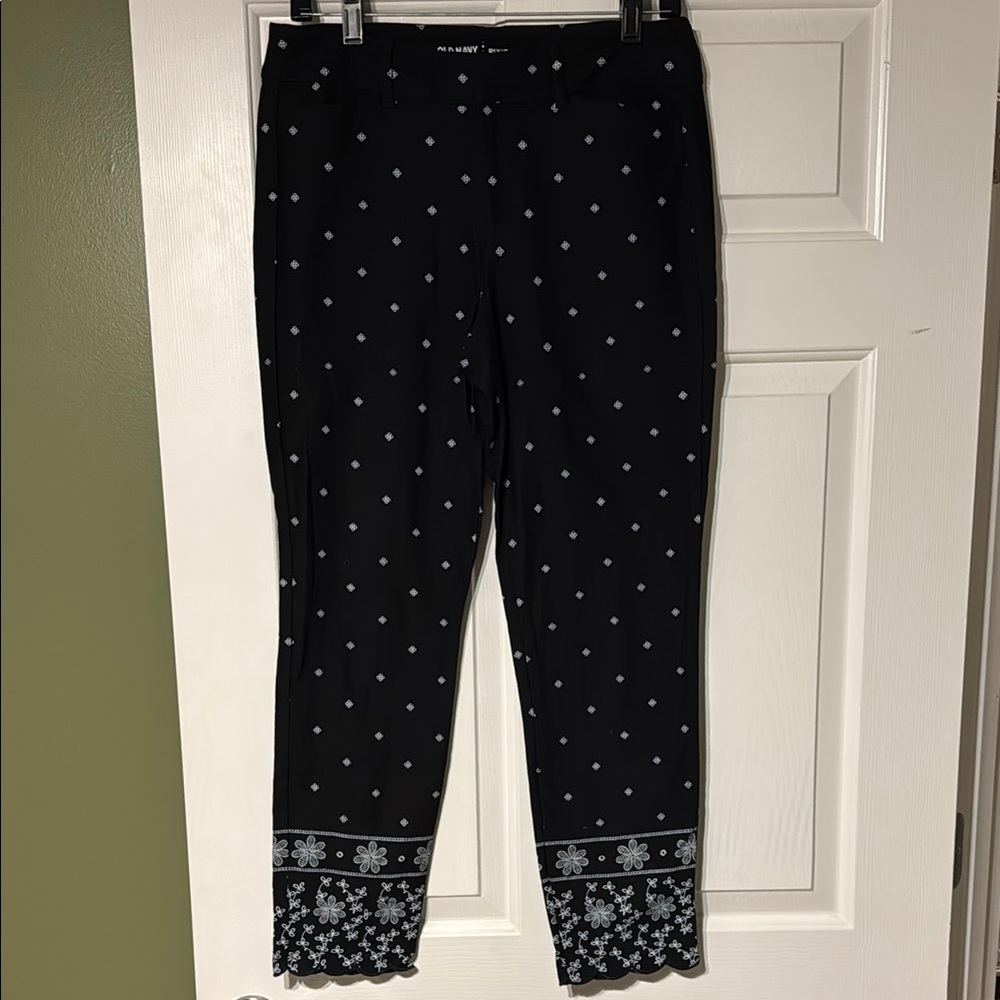 Old Navy Black Cropped Pants with Decorative Hem